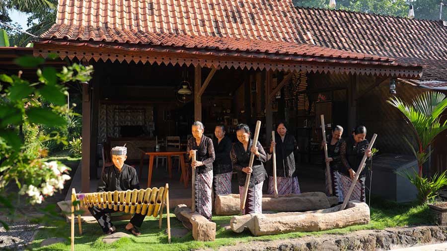Permainan Musik Gedhogan atau Lesung yang menjadi ciri khas Desa Sejahtera Astra Kemiren. (Dok. Astra)