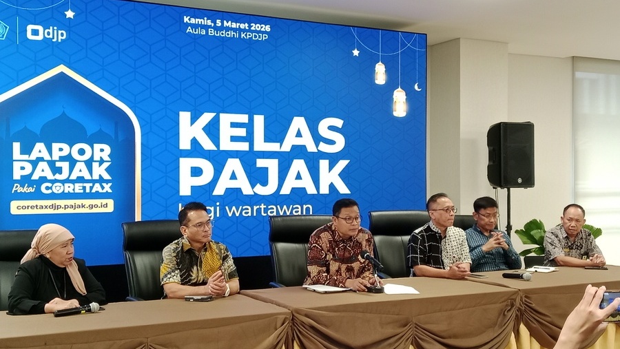 Direktur Jenderal Pajak Bimo Wijayanto (Tengah). Dok: Pramesti Regita Cindy/Bloomberg Technoz