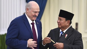 Presiden Prabowo Subianto (kanan) menerima pulpen dari Presiden Belarus Alexandr Lukashenko (kiri) /Foto: ANTARA FOTO/GALIH PRADIPTA