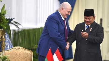 Presiden Prabowo Subianto (kanan) menerima pulpen dari Presiden Belarus Alexandr Lukashenko (kiri)/Foto: ANTARA FOTO/GALIH PRADIPTA