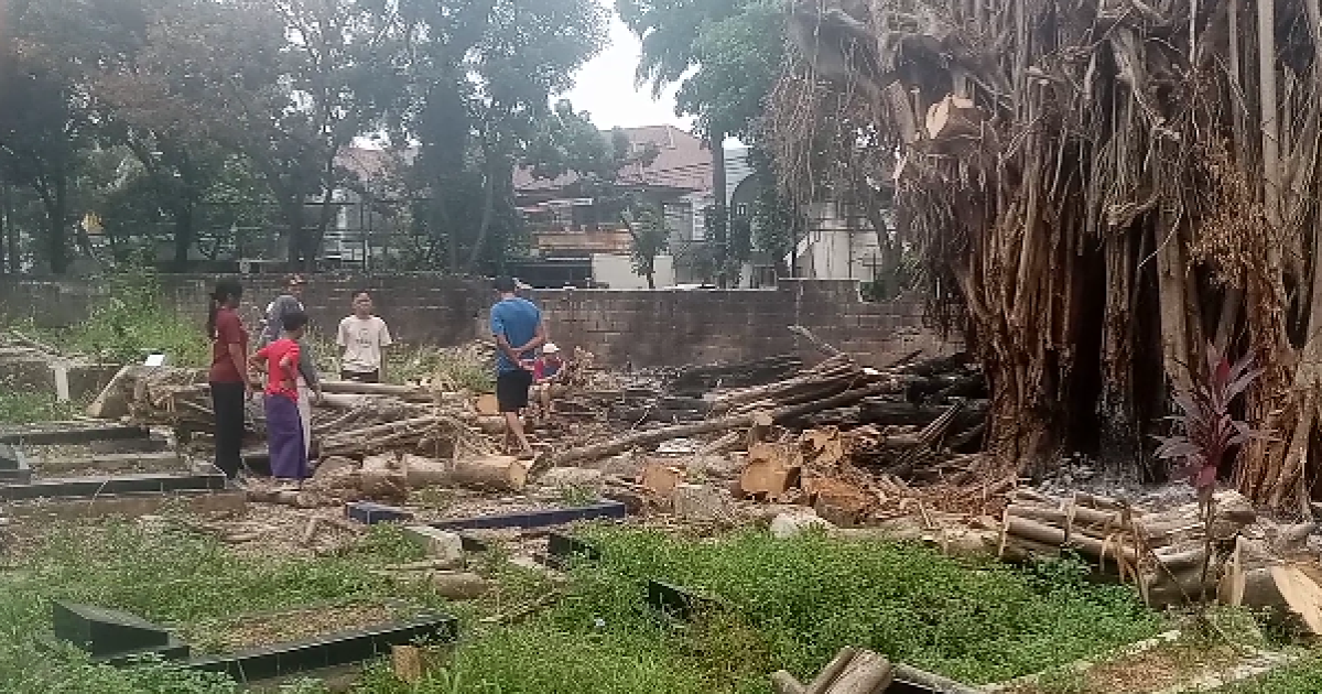 Sejumlah ahli waris terdampak makam rusak akibat penebangan pohon meninjau lokasi di TPBU Kober Kalimongso.