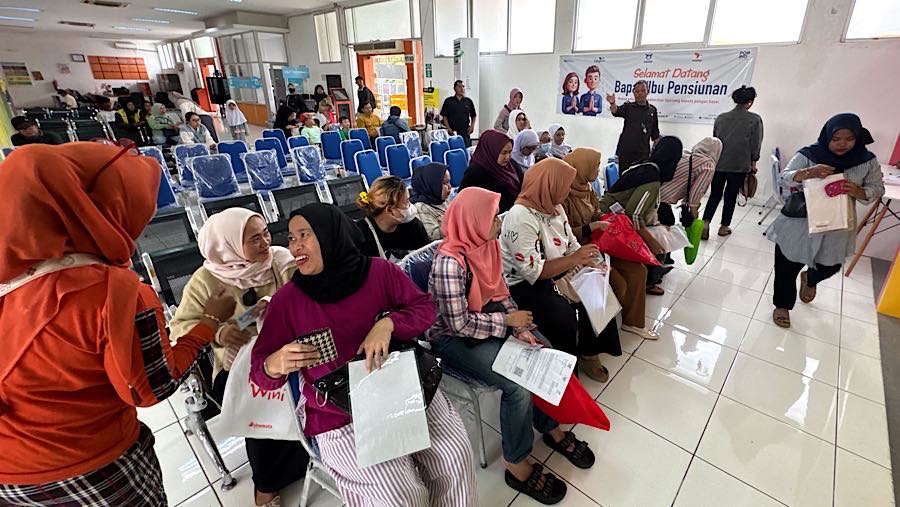 Warga mengantre pencairan BLT Kesra di Kantor Pos Indonesia, Fatmawati, Jakarta, Selasa (25/11/2025). (Bloomberg Technoz/Andrean Kristianto)