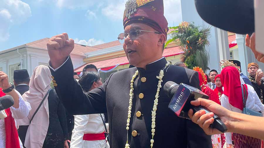 Busana Adat Sufmi Dasco pada Upacara Kemerdekaan RI ke 80 di Istana Negara (17/8/2025). (Bloomberg Technoz/Azura Yumna)