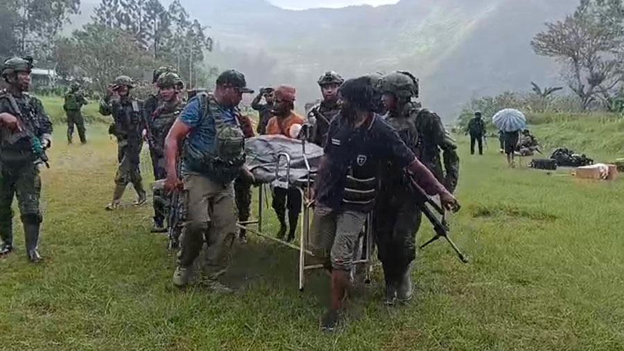Evakuasi Korban Serangan KKB di Distrik Anggruk (Dok. Humas Polri)