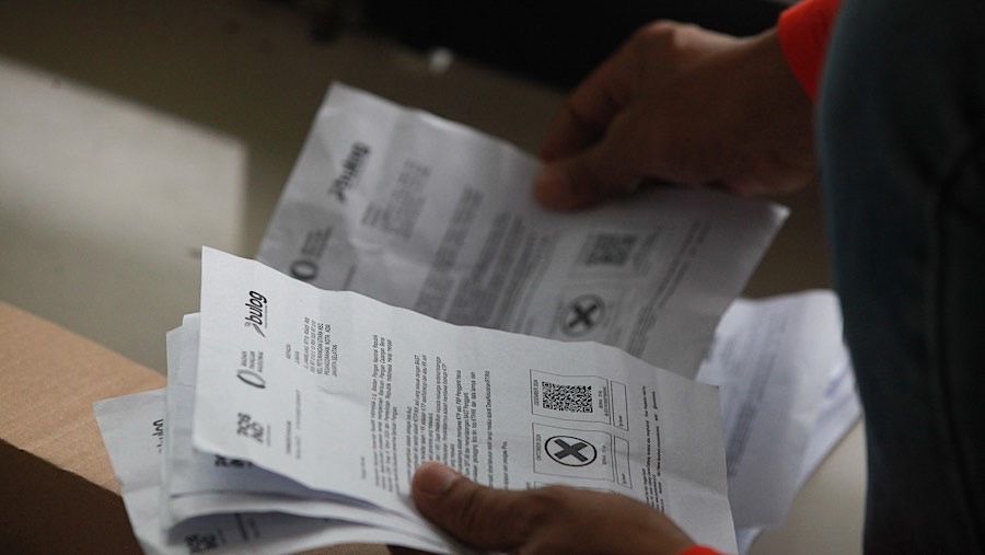 Penyaluran bantuan pangan beras Bulog oleh PT POS Indonesia di RPTRA Petukangan Berseri, Rabu (11/12/2024). (Bloomberg Technoz/Andrean Kristianto)