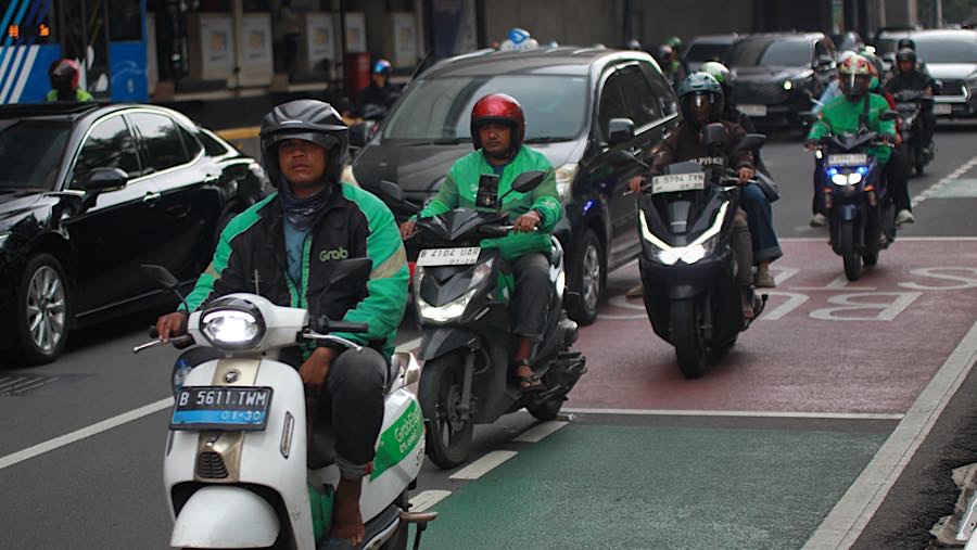 Pengemudi ojek online (ojol) melintas di jalan H.R. Rasuna Said, Jakarta, Kamis (25/6/2026). (Bloomverg Technoz/Andrean Kristianto)