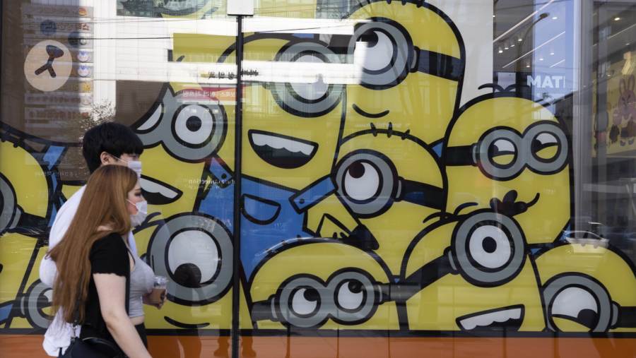 Karakter Minions di dinding kaca. dok: Bloomberg