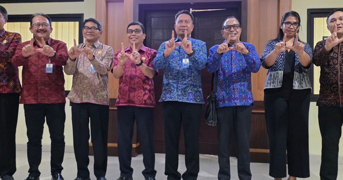 Foto Rektor Unud Prof. I Ketut Sudarsana (Tengah) Bersama dengan Agus Dei ( Salah satu Kelompok Ahli Gubernur Bali) beserta dengan jajaran Wakil Rektor Unud saat di temui Infotren di Bali 7 Juli 2026 (Infotren)