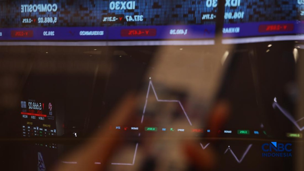 Foto: Layar menampilkan pergerakan Indeks Harga Saham Gabungan (IHSG) di Bursa Efek Indonesia (BEI), Jakarta, Selasa (30/6/2026). (CNBC Indonesia/Tri Susilo)
