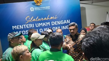 Menteri UMKM Maman Abdurrahman bersama driver ojol.Foto: Retno Ayuningrum
