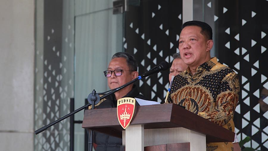 Jampidsus, Febrie Adriansyah memberikan keterangan pers di Kejagung, Jumat (10/7/2026). (Bloomberg Technoz/Andrean Kristianto)