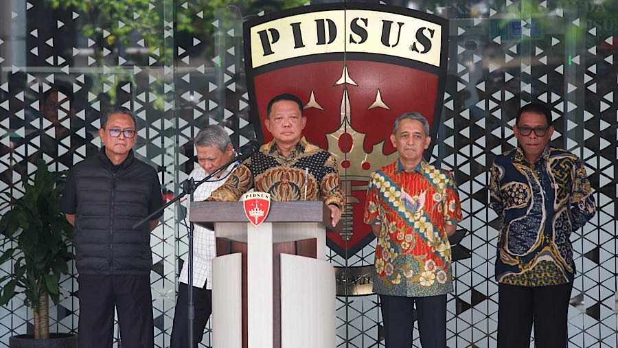 Jampidsus, Febrie Adriansyah memberikan keterangan pers di Kejagung, Jumat (10/7/2026). (Bloomberg Technoz/Andrean Kristianto)