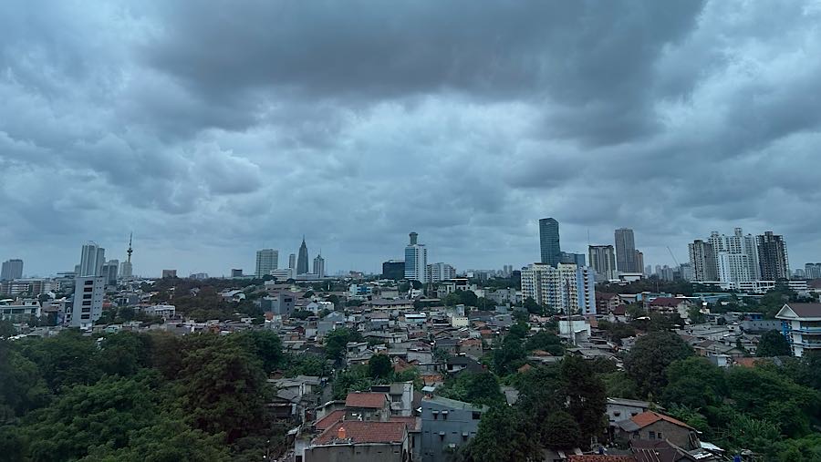 Suasana langit yang mendung di Jakarta, Kamis (29/1/2026). (Bloomberg Technoz/Andrean Kristianto)