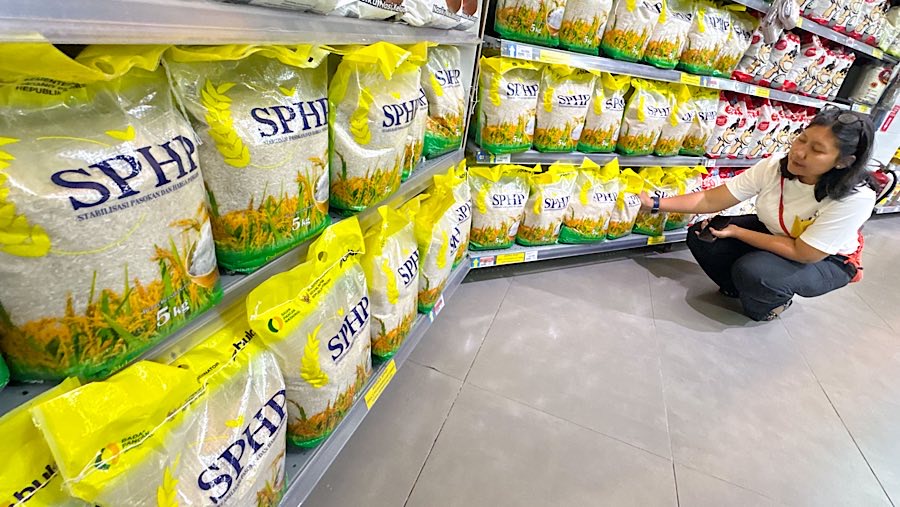 Pengunjung melihat beras SPHP di salah satu ritel modern. (Bloomberg Technoz/Andrean Kristianto)