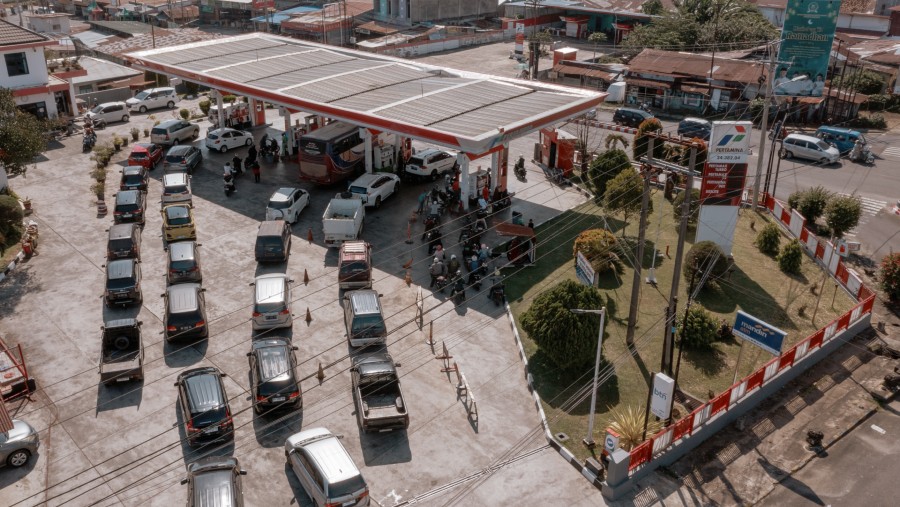 Kendaraan mengantri di SPBU PT Pertamina di Bengkulu, Indonesia./Bloomberg-Muhammad Fadli