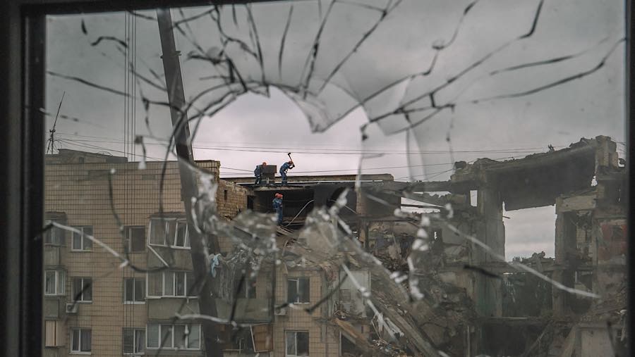Petugas penyelamat berada di apartemen yang runtuh setelah serangan Rusia di Kyiv, Ukraina, Senin (6/7/2026). (Andrew Kravchenko/Bloomberg)