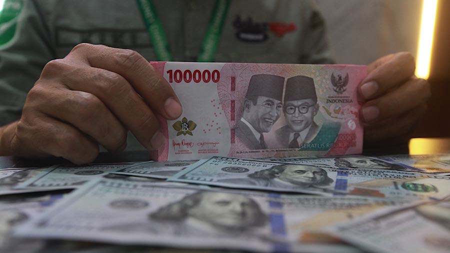 Rupiah Dibayangi Ketidakpastian Global, Melemah di Awal Perdagangan Pekan