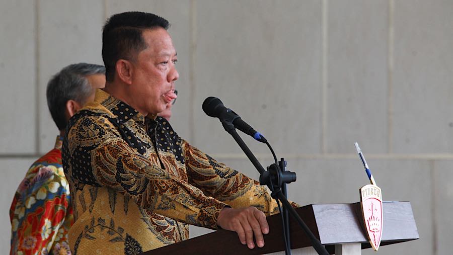 Jampidsus, Febrie Adriansyah memberikan keterangan pers di Kejagung, Jumat (10/7/2026). (Bloomberg Technoz/Andrean Kristianto)