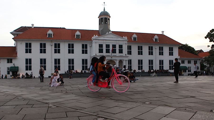 Wisatawan berwisata di Kota Tua, Jakarta. (Bloomberg Technoz/Andrean Kristianto)