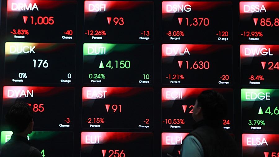 Karyawan di depan layar pergerakan harga saham (IHSG) di Bursa Efek Indonesia (BEI), Kamis (29/1/2026). (Bloomberg Technoz/Andrean Kristianto)