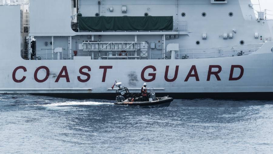 Kapal Filiphina berpatroli di Laut China Selatan (Dok: Bloomberg)