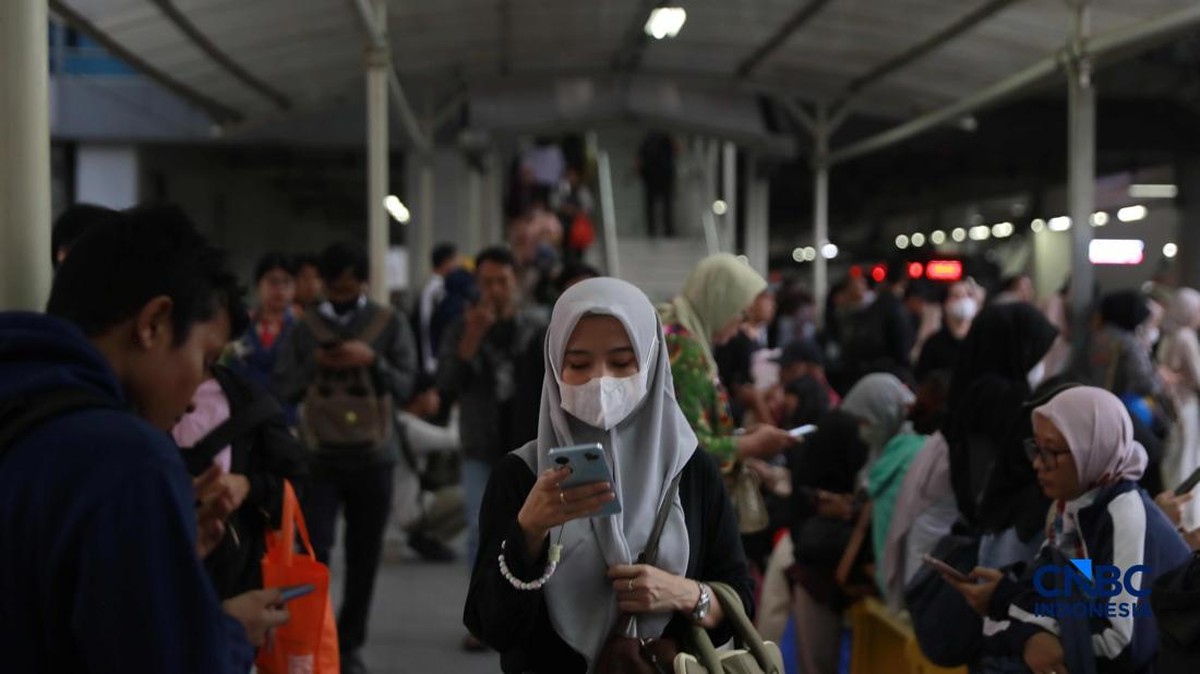 Foto: Sejumlah calon penumpang perempuan kembali memadati gerbong khusus wanita Kereta Rel Listrik (KRL) di peron 3-4 Stasiun Manggarai, Jakarta Selatan, Rabu (29/4/2026). (CNBC Indonesia/Muhammad Sabki)